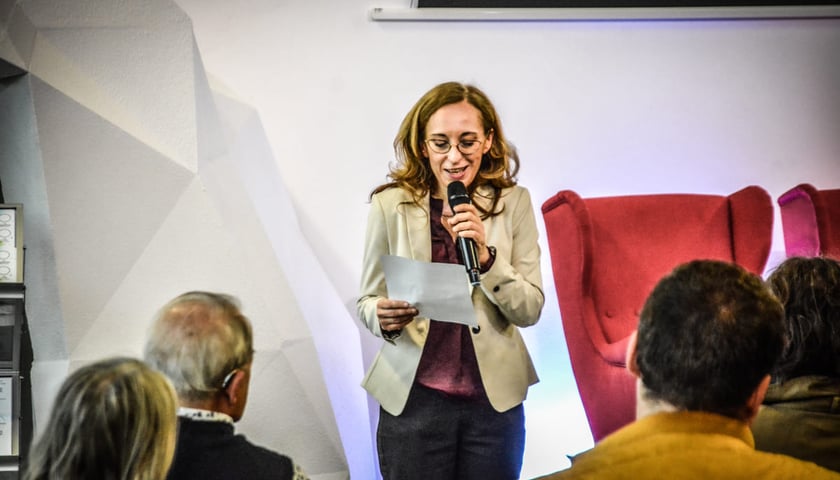 Debata o tożsamości ziem zachodnich i północnych. Centrum Historii Zajezdnia, 22.05.2025. Przy mikrofonie dr Katarzyna Uczkiewicz, prowadząca debatę.
