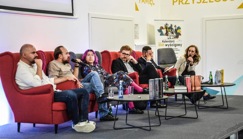 <p>Debata o tożsamości ziem zachodnich i p&oacute;łnocnych. Centrum Historii Zajezdnia, 22.05.2025. Od lewej: Sławomir Sochaj, Zbigniew Rokita, dr hab. Karolina Ćwiek-Rogalska, prof. Wojciech Kucharski, dr Marek Mutor, dr Katarzyna Uczkiewicz.</p>