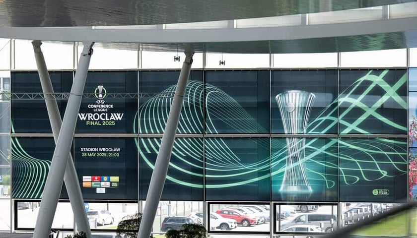Baner finału UEFA Ligi Konferencji w terminalu wrocławskiego lotniska