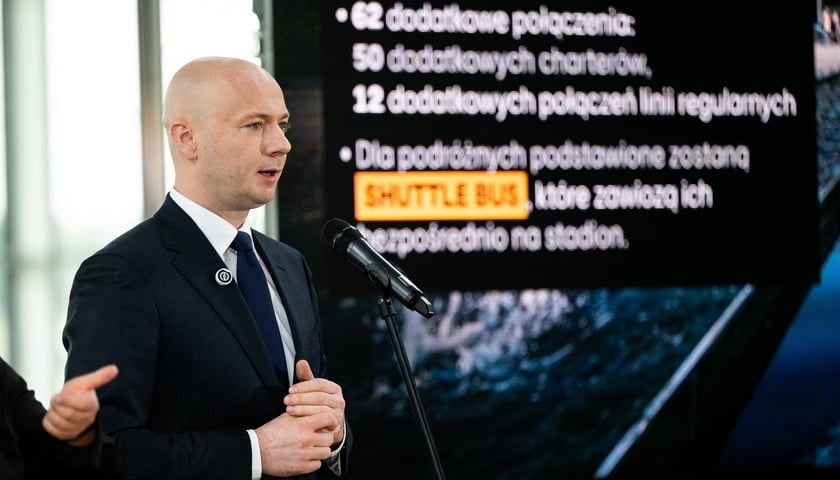 Karol Przywara na konferencji prasowej w terminalu lotniska przed finałem UEFA Ligi Konferencji, 21 maja 2025