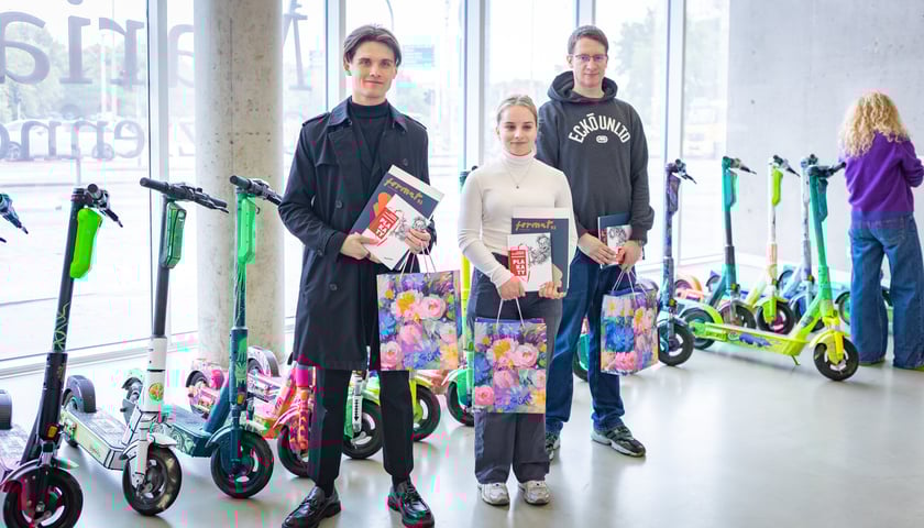 <p>Hulaj ART &ndash; Sztuka na k&oacute;łkach 2.0, od lewej: Radosław Łobos, Weronika Kapiczak i Kamil Kowalski</p>