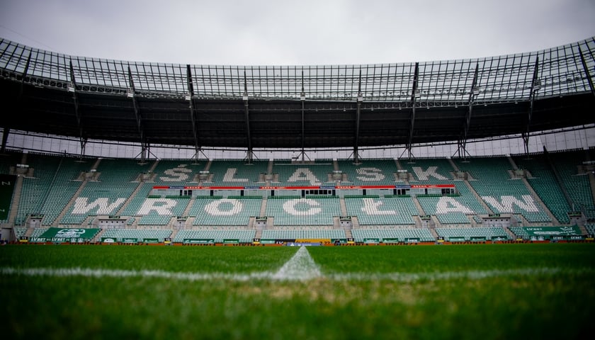 Stadion Tarczyński Arena - widok na trybunę z napisem Śląsk Wrocław