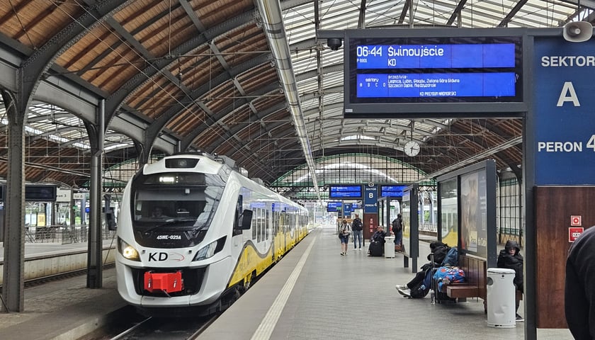 Pociąg na Dworcu Głównym we Wrocławiu, na tablicy napis: Świnoujście