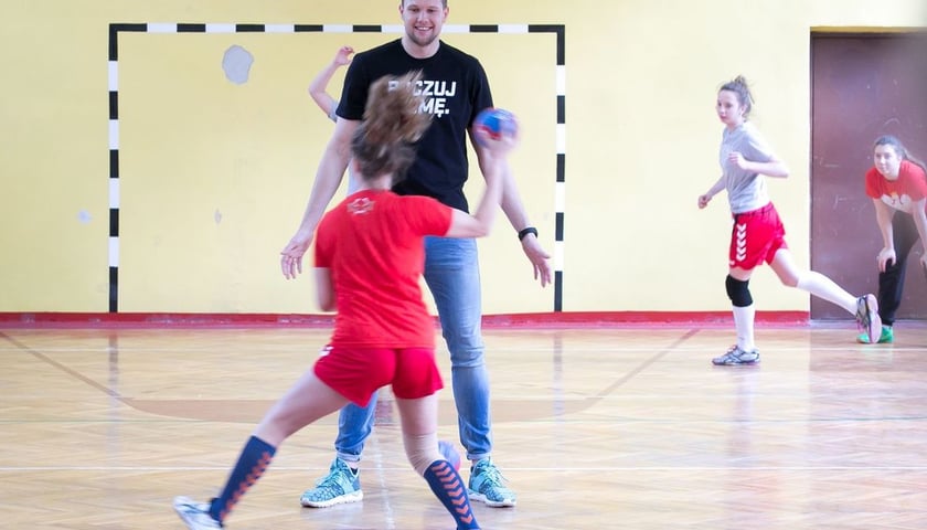 Kamil Syprzak trenował z piłkarkami we Wrocławiu