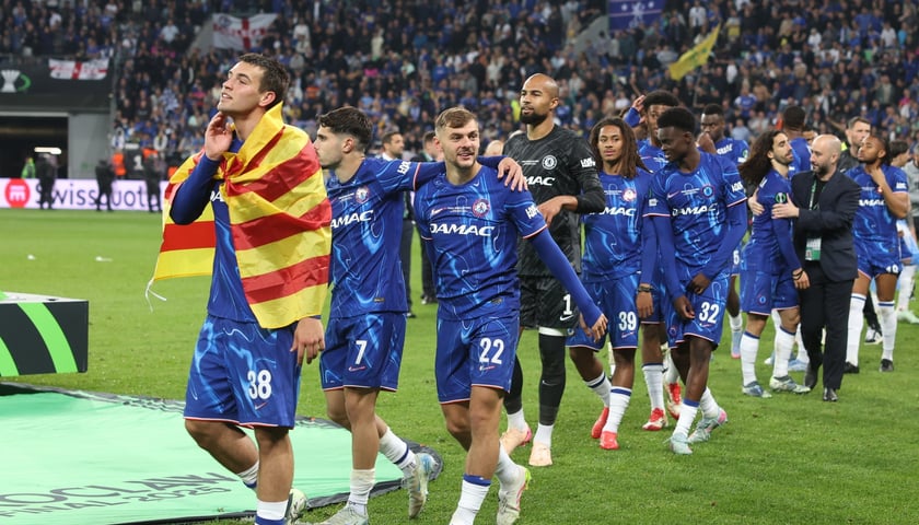 Finał Ligi Konferencji - piłkarze Chelsea cieszą się ze zwycięstwa