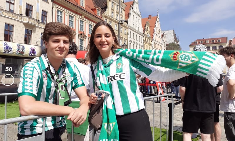 Julian i Angela z Sewilli w biało-zielonych barwach Betisu na otwarciu strefy kibica Fan Festival w rynku (27 maja)