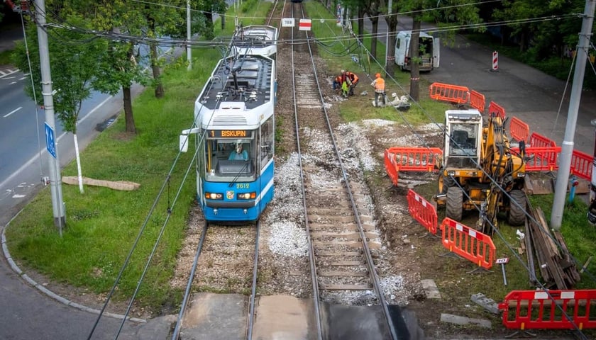 Tramwaj jadący dziś rano ulicą Wróblewskiego po odtworzonym po usunięciu awarii torowisku