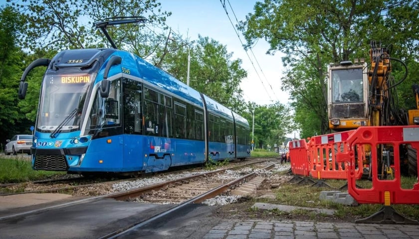 Tramwaj jadący dziś rano ulicą Wróblewskiego po odtworzonym po usunięciu awarii torowisku