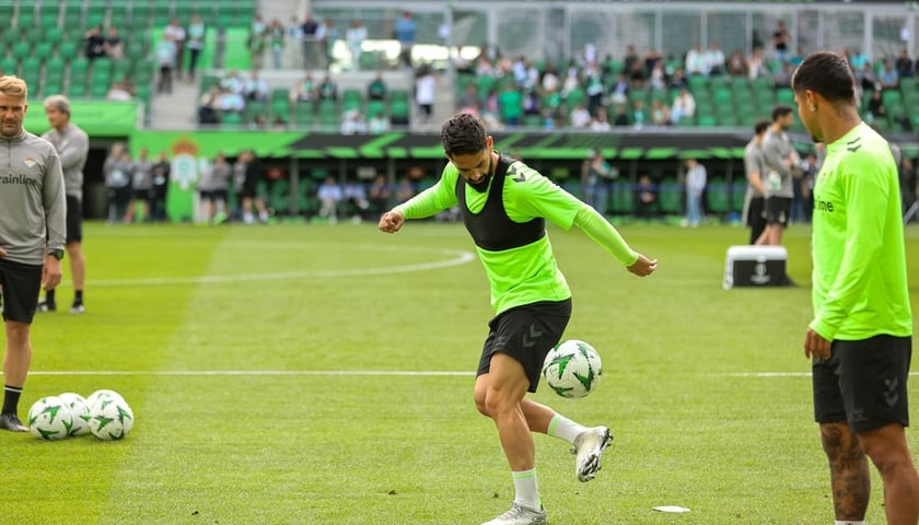 Isco (Real Betis) w treningowym stroju podrzuca piłkę nogą na murawie stadionu we Wrocławiu, 27 maja