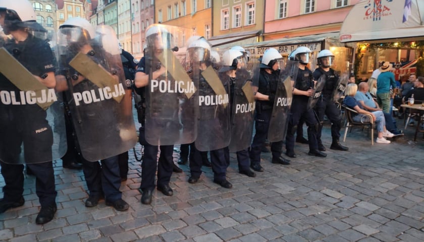 Kordon policji na wrocławskim rynku