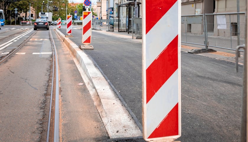 Budowa przystanków wiedeńskich przy skrzyżowaniu Sienkiewicza z Piastowską dobiega końca 
