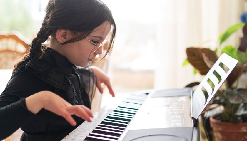 Zdjęcie ilustracyjne: dziecko przy instrumencie klawiszowym