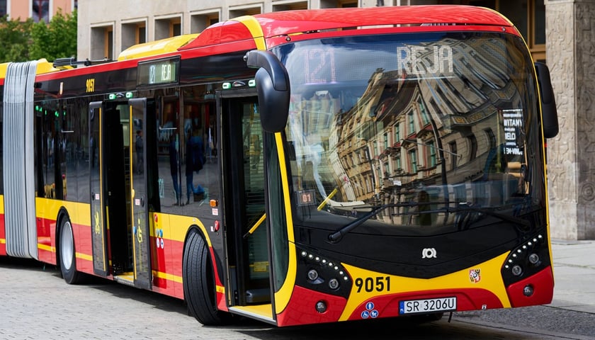 Zdjęcie ilustracyjne: autobus linii 121 kursujący z Psiego Pola na plac Grunwaldzki 