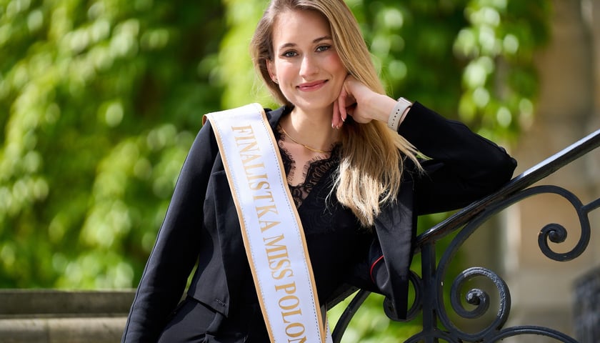 Kandydatka do tytułu Miss Polonia 2025 Aleksandra Jocz w szarfie