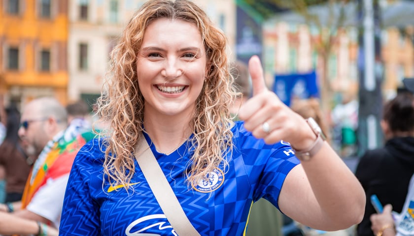 <p>Kibice na wrocławskim Rynku. 28.05.2025. Na zdjęciu Amy.</p>