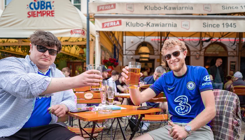 <p>Kibice na wrocławskim Rynku. 28.05.2025. Na zdjęciu Connor z kolegą.</p>
