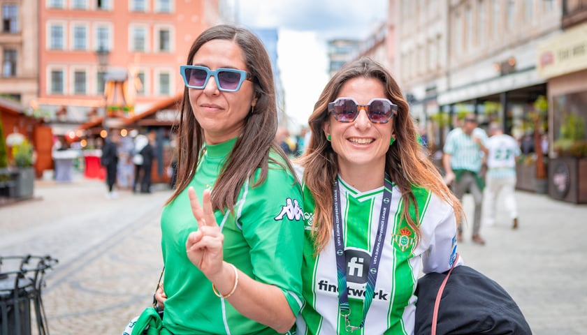 <p>Kibice na wrocławskim Rynku. 28.05.2025. Na zdjęciu Anna i Maria.</p>