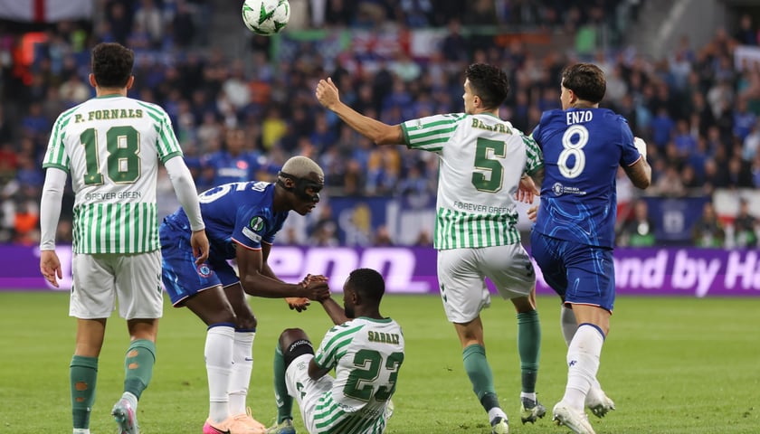 Jeden z zawodników Chelsea podnosi leżącego gracza Betisu