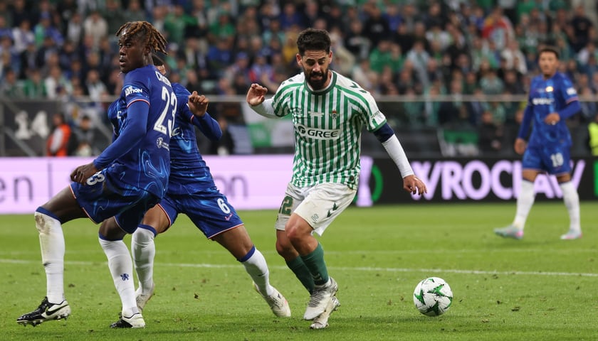 Piłkarze Chelsea i Realu Betis walczą o piłkę w finale Ligi Konferencji