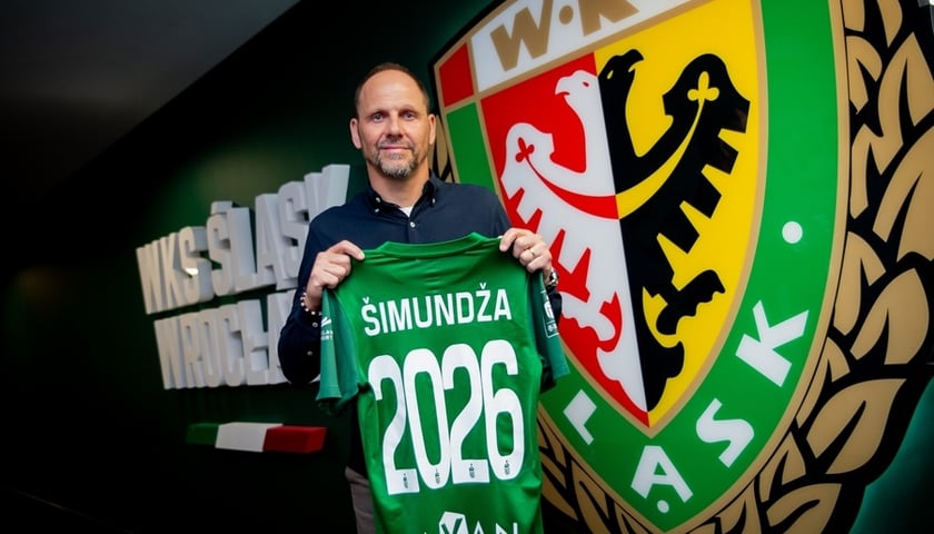 Ante Simundza trzymający koszulkę Śląska z numerem 2026