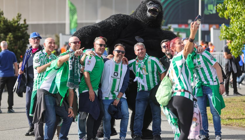 Kibice Realu Betis i Chelsea już pod wrocławskim stadionem [ZDJĘCIA]