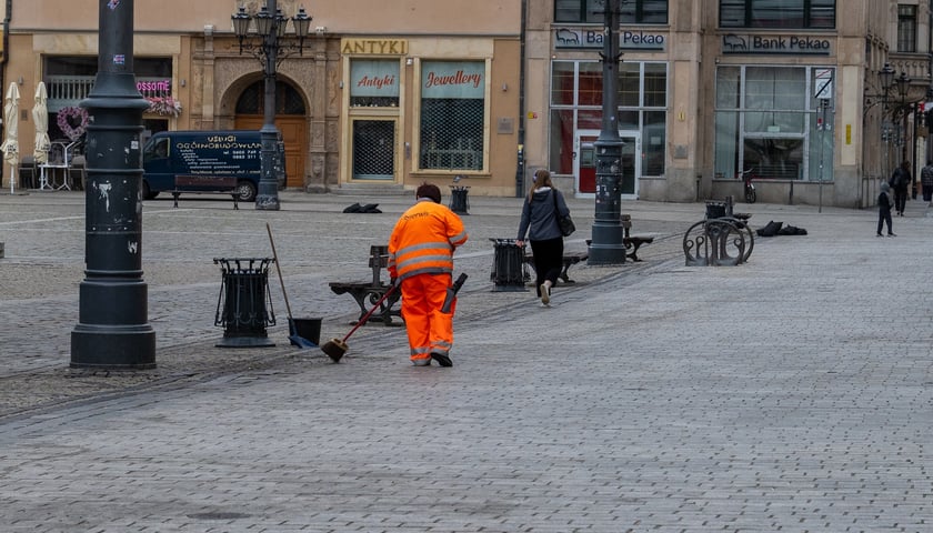 Pracownik firmy sprzątającej centrum na Rynku we Wrocławiu