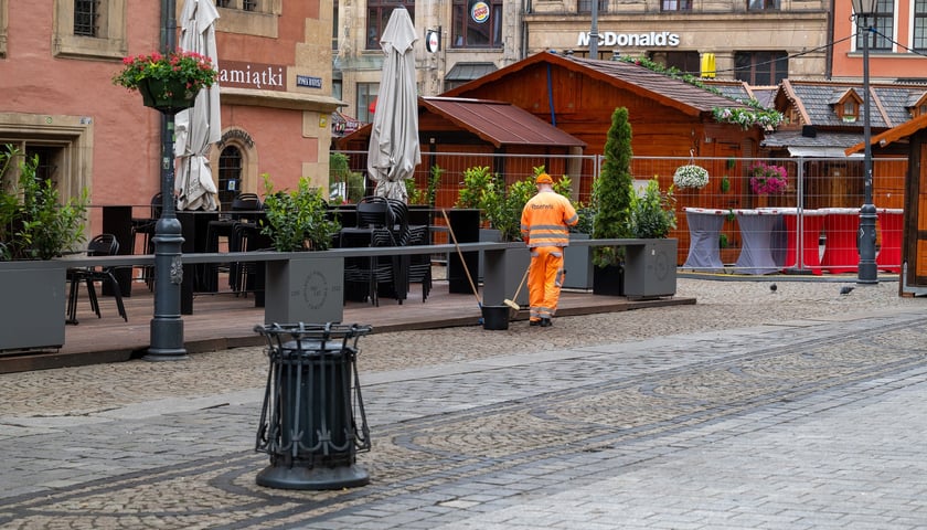 <p>Sprzątanie w Rynku i okolicach po finale Ligi Konferencji</p>