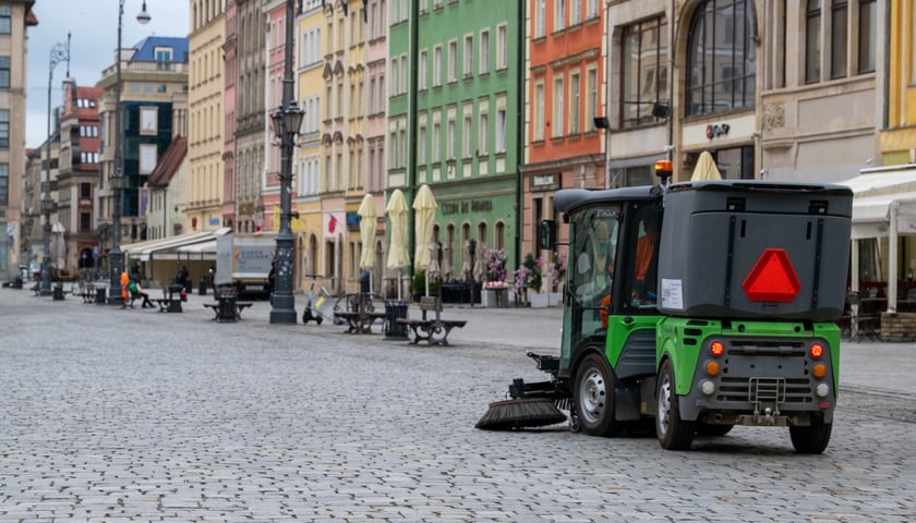 <p>Sprzątanie w Rynku i okoliach po finale Ligi Konferencji</p>