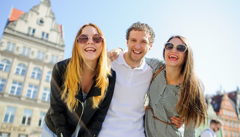 Trójka znajomych na wrocławskim Rynku, zdjęcie ilustracyjne