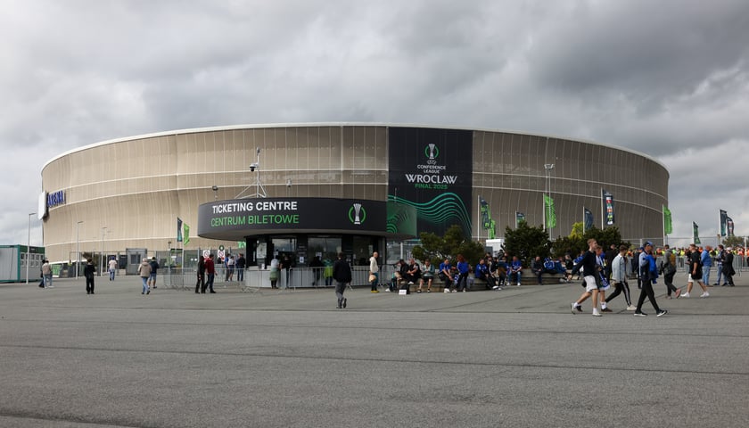 Stadion we Wrocławiu w tle, na pierwszym planie kibice