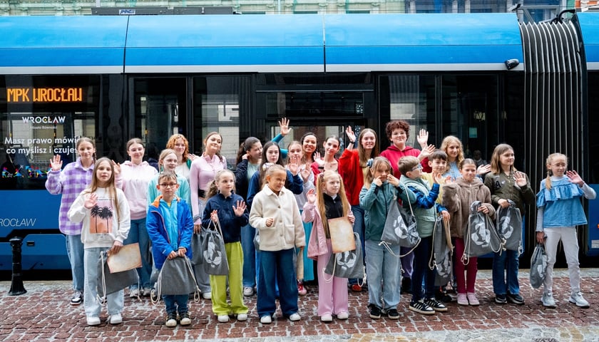 Młodzi artyści z  z Młodzieżowej Akademii Musicalowej MAM i Tramwaj Praw Dziecka