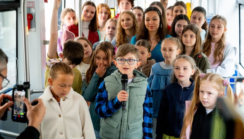 Młodzi wrocławianie z Młodzieżowej Akademii Musicalowej MAM w Tramwaju Praw Dziecka