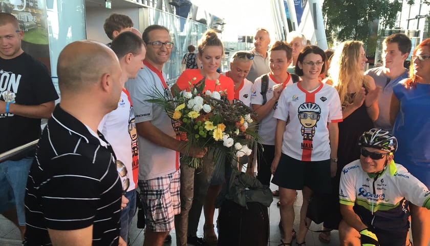 Maja Włoszczowska przyleciała do Wrocławia. Powitali ją fani