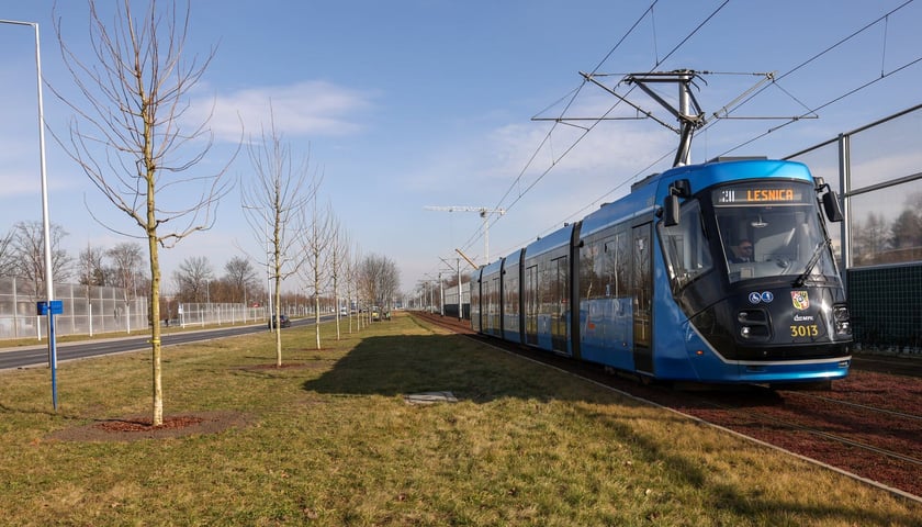 Tramwaj linii 20 jadący w stronę Leśnicy. Zdjęcie archiwalne, ilustracyjne