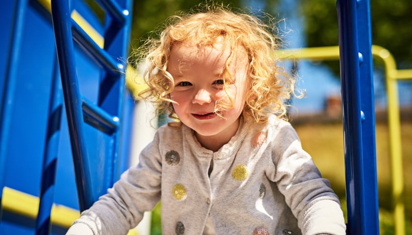 Dziewczynka na placu zabaw, zdjęcie ilustracyjne