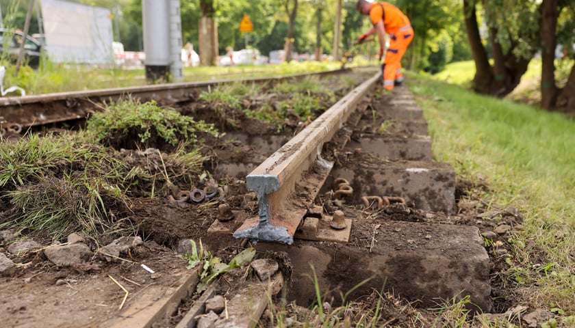 Remont torowiska na Kosmonautów rozpocżął się w sobotę 31 maja. Tramwaje na Leśnicę nie pojadą przez trzy miesiące