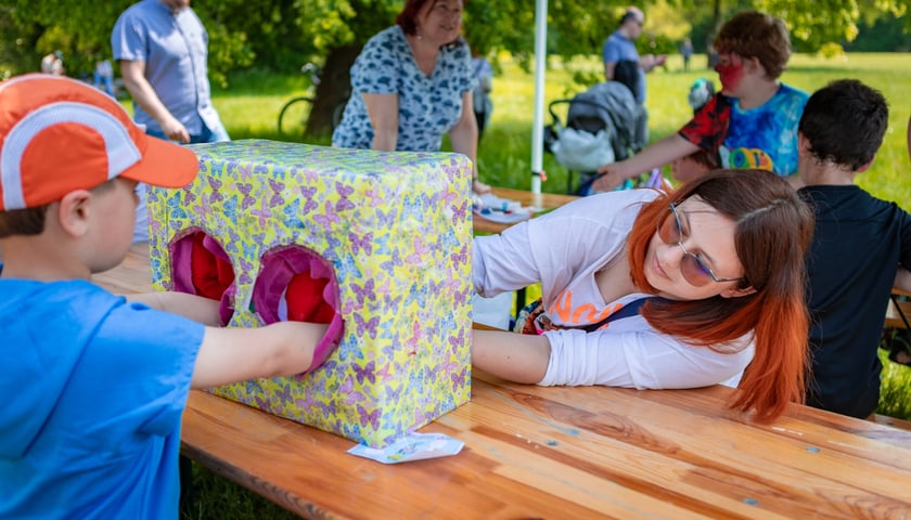 Piknik w parku Grabiszyńskim zorganizowany z okazji Dnia Rodzicielstwa Zastępczego. Na zdjęciu jedna z zabaw, które zaproponowano najmłodszym