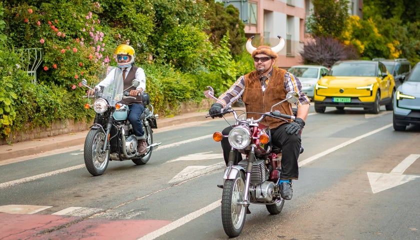 Distinguished Gentleman's Ride - stylowe i klasyczne motocykle przejechały przez Wrocław - 1 czerwca 2025 r. Na zdjęciu mężczyzna i kobieta na motorze podczas pikniku na placu Wolności.
