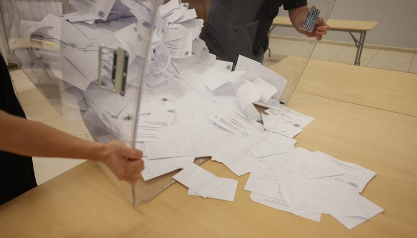 Liczenie głosów w Obwodowej Komisji Wyborczej nr 293 we Wrocławiu
