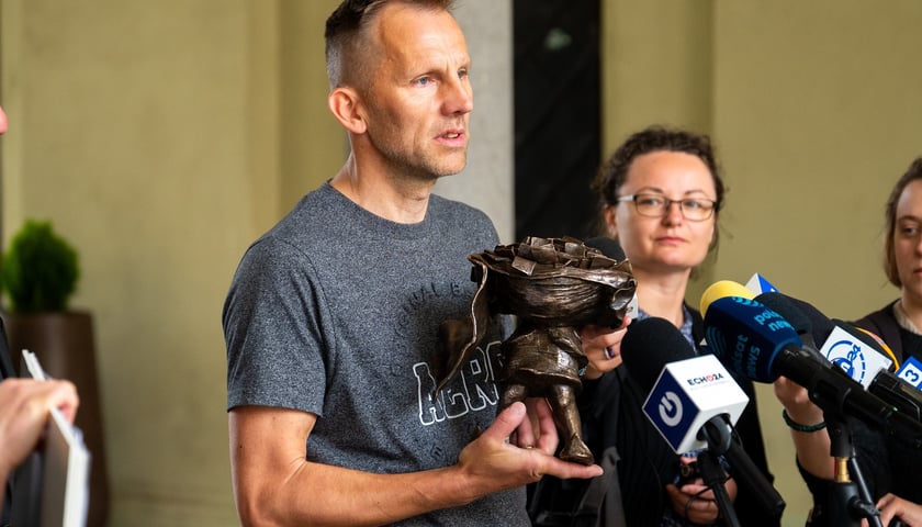 <p>Bernard Słapa, ogłoszenie wynik&oacute;w frekwencyjnych na wrocławskich osiedlach. 2 czerwca 2025</p>