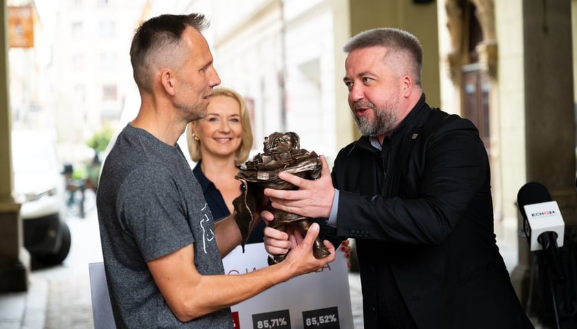 Bernard Słapa z Lipy Piotrowskiej odbiera krasnala Frekwencję od Radosława Michalskiego z urzędu miejskiego, 2 czerwca 2025 orku