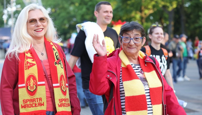 Dwie fanki Sparty, w okolicach Stadionu Olimpijskiego, w drodze na odwołany mecz z Włókniarzem