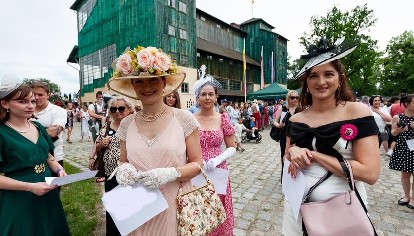 Ladies Day 2025 na Wrocławskim Torze Wyścigów Konnych Partynice. Na zdjęciu widać kobiety w eleganckich nakryciach głowy i sukniach