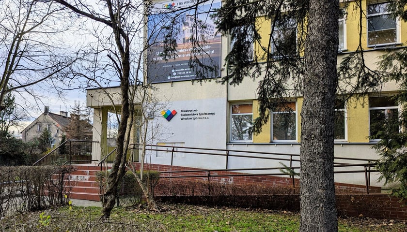 Budynek, widać drzewa. Siedziba TBS Wrocław, ul. Przybyszewskiego