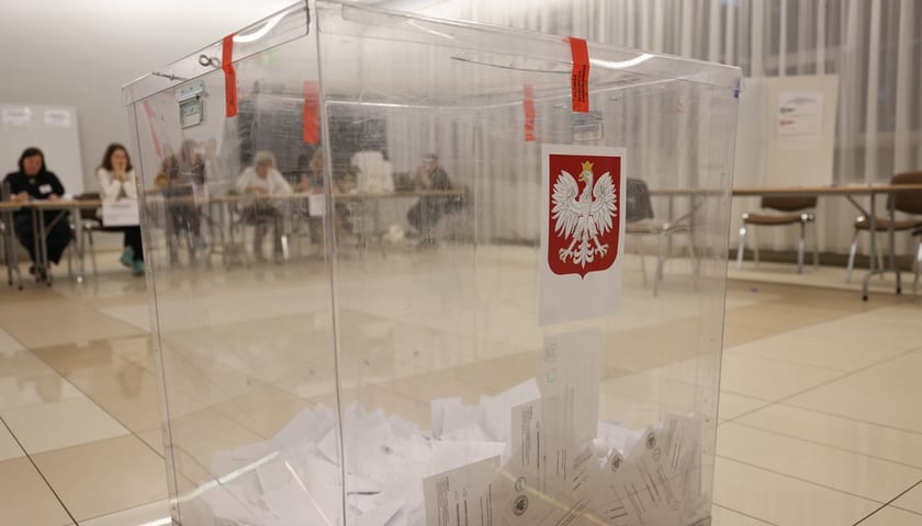 Urna z kartami w lokalu wyborczym na Zwycięskiej we Wrocławiu podczas II tury wyborów prezydenckich 2025