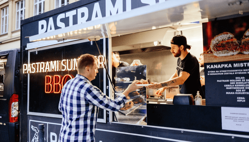 Podczas plenerowych wydarzeń gastronomicznych ustawiają się liczne food trucki serwujące dania kuchni z całego świata.