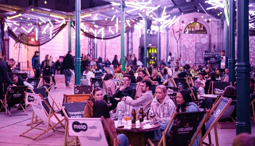 Hala Świebodzki to ogromna strefa gastronomiczna we Wrocławiu, na zdjęciu mieszkańcy w części ogródkowej przestrzeni.
