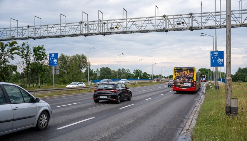 Auta przejeżdżające pod bramą z kamerami na Sobieskiego
