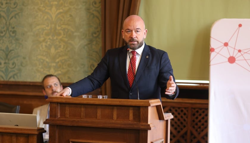 Wręczenie nagród laureatom II Olimpiady Sztucznej Inteligencji we wrocławskim Ratuszu. Prezydent Wrocławia Jacek Sutryk