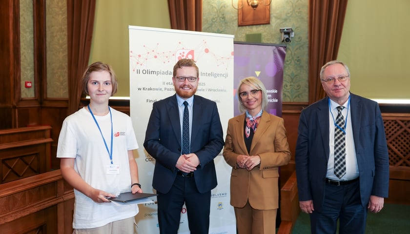 Wręczenie nagród laureatom II Olimpiady Sztucznej Inteligencji. Nagrody wręczali: przedstawiciel resortu cyfryzacji Dariusz Standerski, posłanka Anna Sobolak, rektor UWr prof. Rober Olkiewicz.